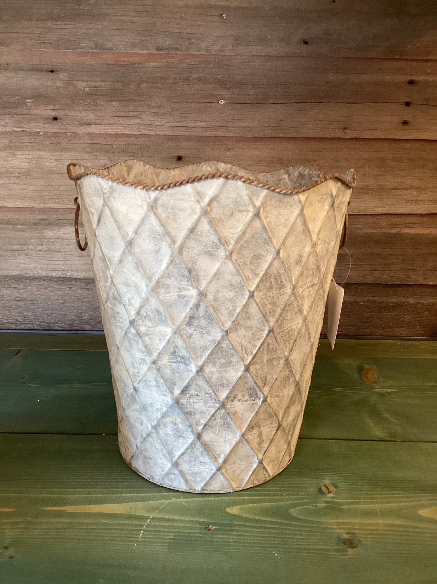 Metal Scalloped Bucket (lg)