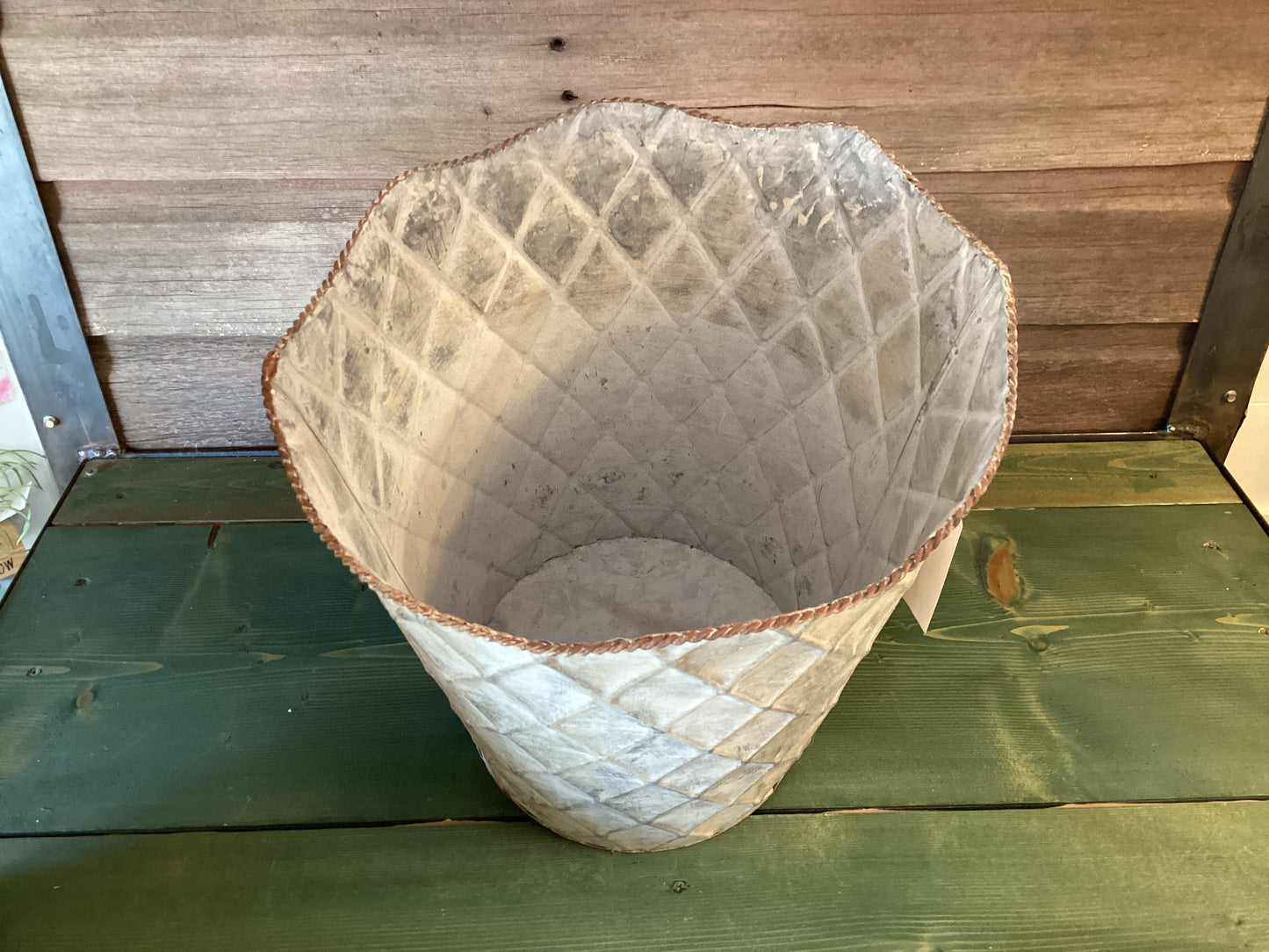 Metal Scalloped Bucket (lg)