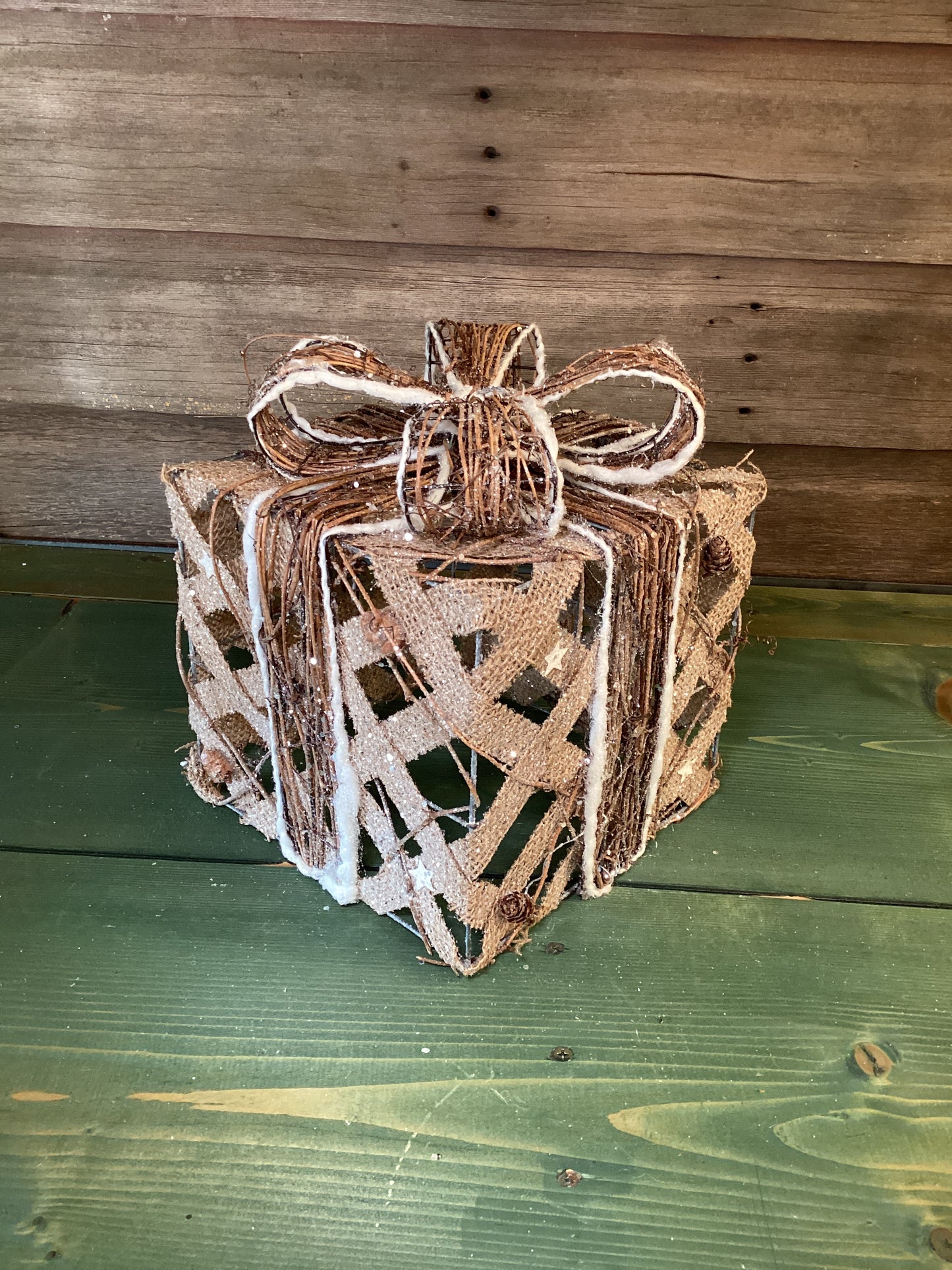 Burlap Giftbox w/ Stars (med)