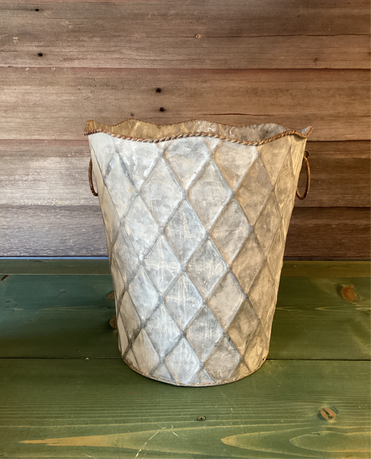 Metal Scalloped Bucket (md)